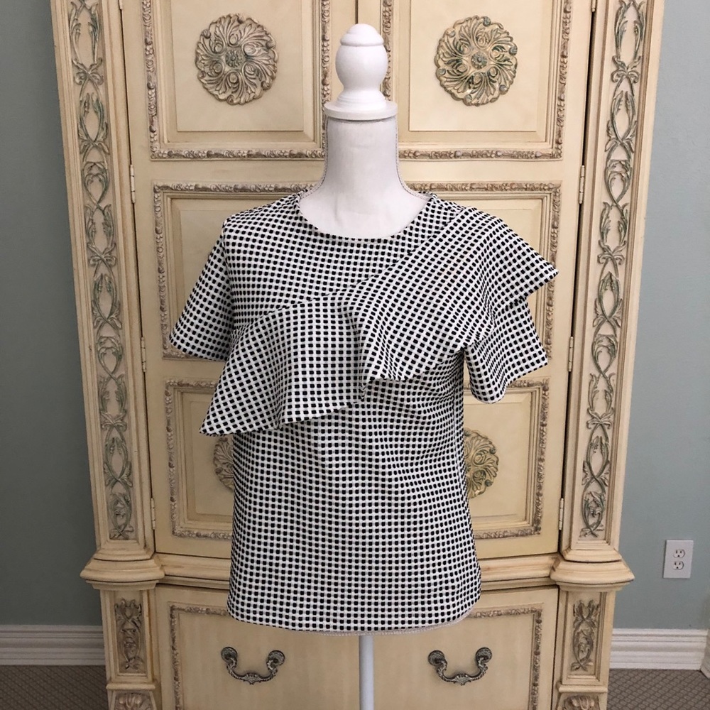 This top runs small. It’s perfect for Spring🌸